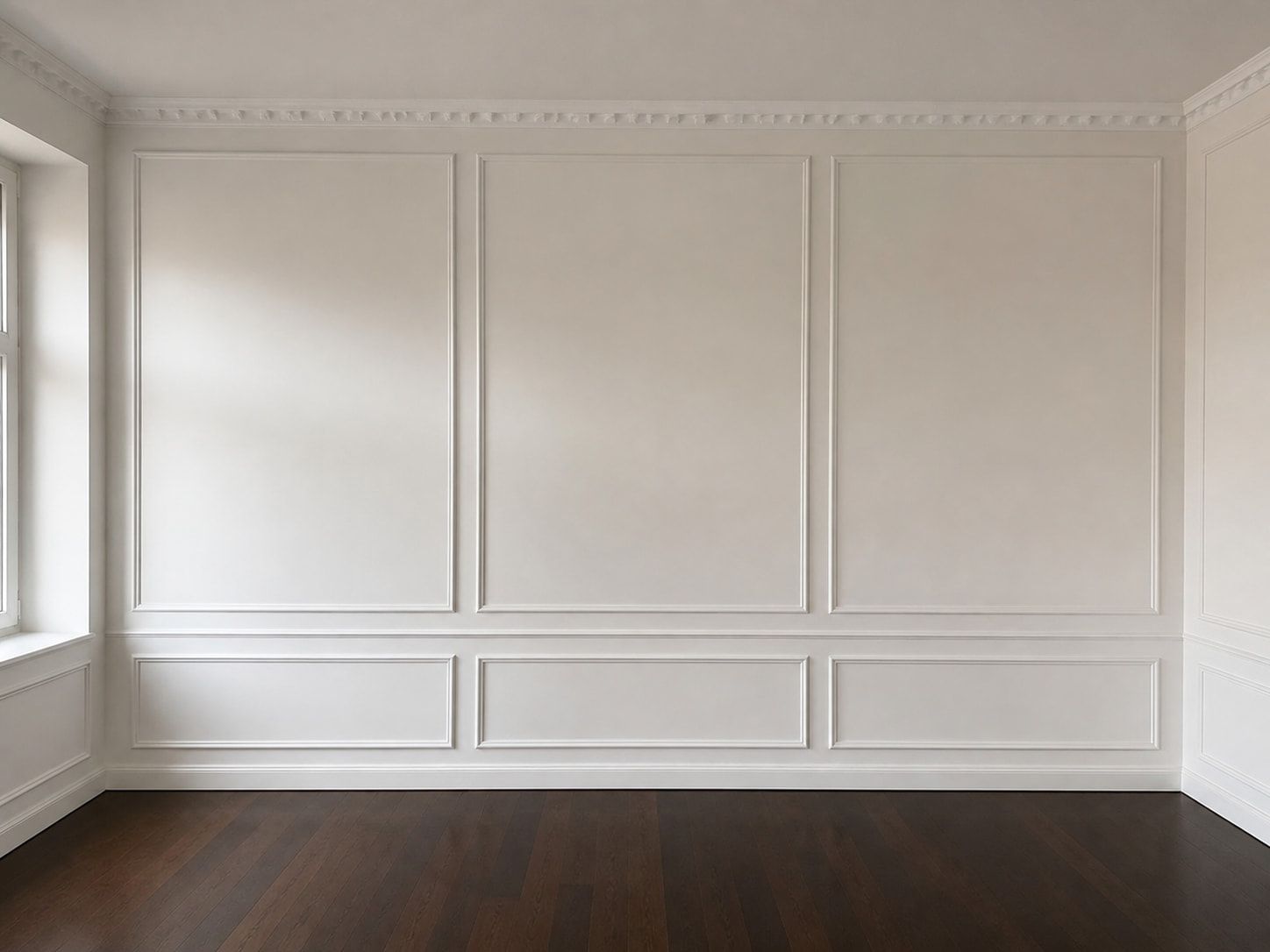 Frisch verspachtelte und gestrichene Wandfläche mit Stuckprofil an der Decke im Streiflicht